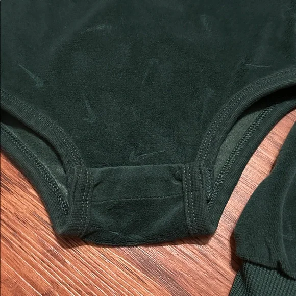 Nike Dark Green Velour Baby Long Sleeve Bodysuit & Pants Set 6 Months - Picture 4 of 6